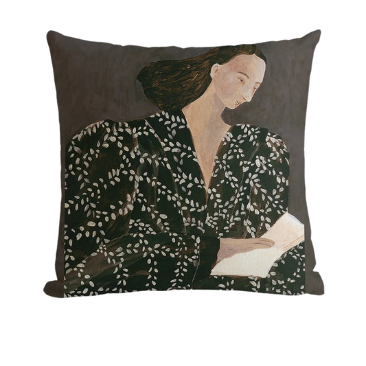 Housse de Coussin 45x45 Taupe  d'une femme stylisée vue de profil, portant une robe noire avec des motifs de feuilles blanches, tenant une feuille claire sur un fond sombre. - de face