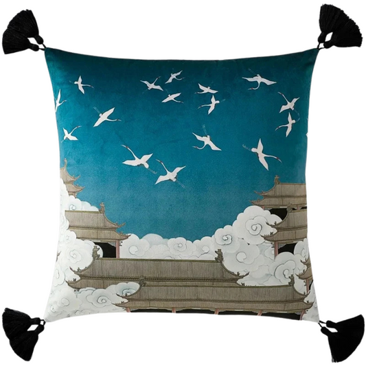 Housse de Coussin Velours Bleue ciel avec des grues blanches en vol au-dessus de pagodes asiatiques traditionnelles, entourées de nuages stylisés, dans un style minimaliste et apaisant - de face