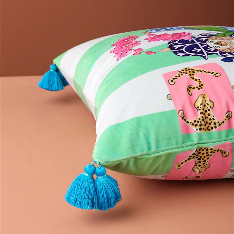  Housse de Coussin Vert et Blanc chinois avec motifs de porcelaine et chiens, pompons bleus aux coins - couché zoom sur pompons