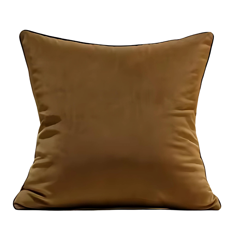 Housse de Coussin Chocolat 50x50 tissu velours de couleur chocolat brun, au style minimaliste, sans motifs, avec des plis subtils et éclairage doux sur fond uni - version chocolat noisette de face