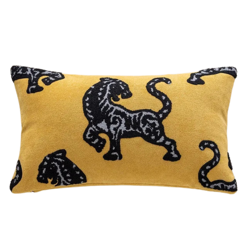 Housse de Coussin Jaune Moutarde et Gris moderne décoré de motifs de panthères noires abstraites avec des détails gris, inspiré du design textile contemporain - version rectangle