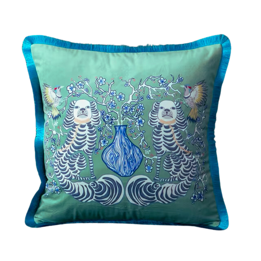 Housse de Coussin Vert d'Eau Menthe avec une illustration de deux chiens stylisés symétriques à rayures bleu et blanches, encadrant un vase bleu au centre, avec des branches fleuries et des oiseaux colorés en arrière-plan - de face