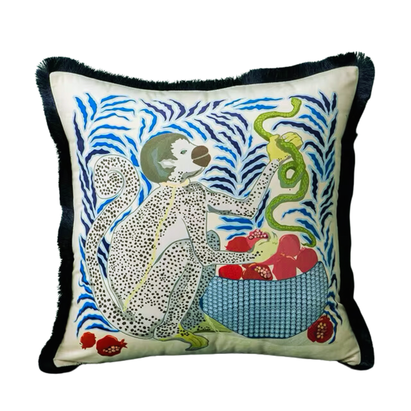 housse de coussin blanc avec dessin illustrant un singe blanc à pois noirs tenant un serpent vert à côté d'un panier rempli de grenades rouges, sur fond de motifs abstraits en bleu - de face