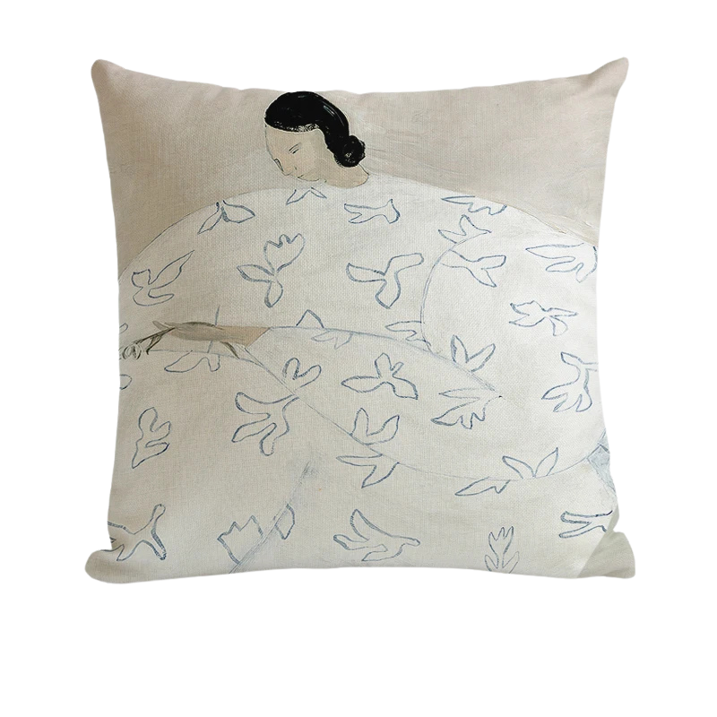 Housse de Coussin Scandinave Ecru Beige Gris Noir décorée d'une illustration artistique représentant une femme aux cheveux noirs entourée de motifs d'oiseaux et de feuilles esquissés en bleu et noir - de face