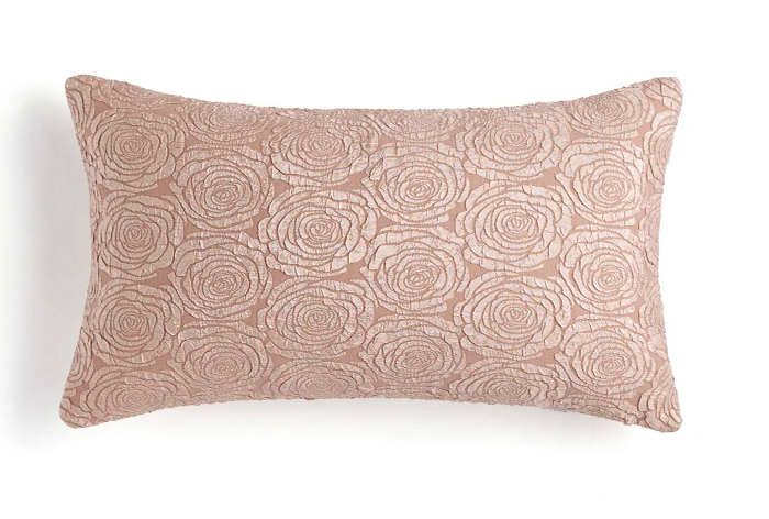 Housse de Coussin Rose Fleur décoratif carré beige avec des motifs en relief représentant des roses, sur un fond blanc épuré, éclairage doux mettant en valeur les détails sophistiqués - version rectangulaire