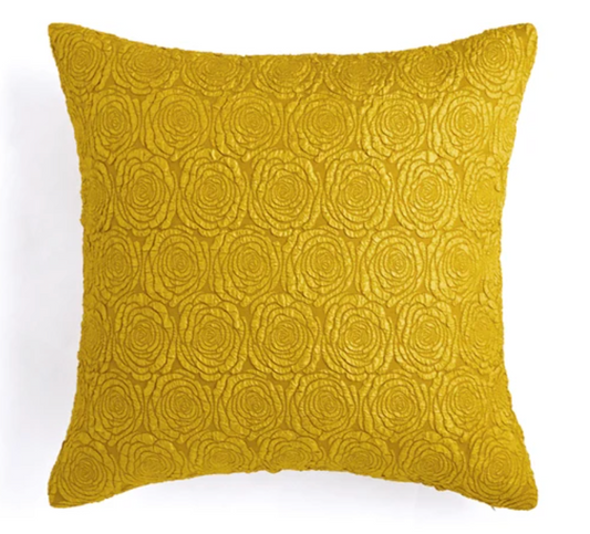 Housse de Coussin Jaune Moutarde Fleurs écoratif moderne avec un fond blanc et des motifs floraux en relief représentant des roses stylisées, photographié sur une surface blanche avec un éclairage doux pour mettre en valeur la texture et les détails - de face