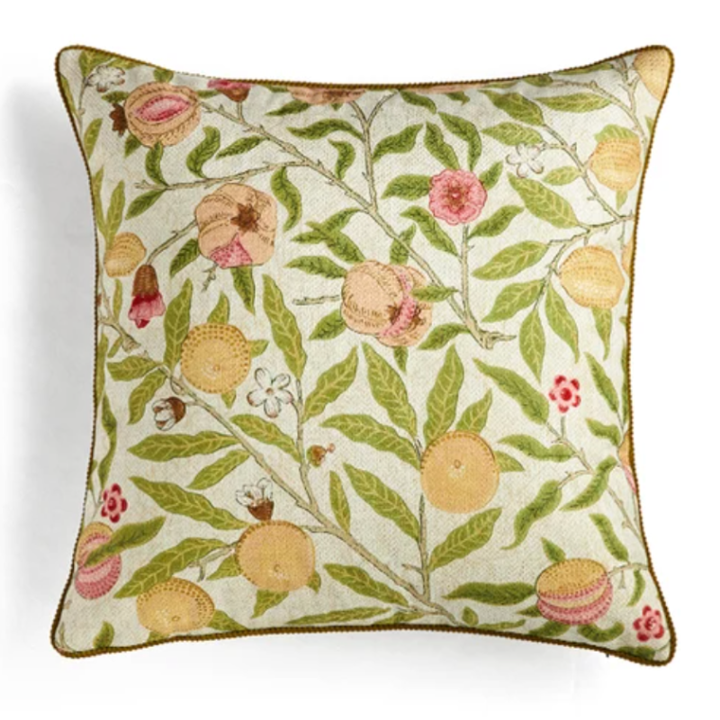 Housse de Coussins Fleuri décoratif avec motifs botaniques brodés de branches, feuilles et fruits dans des tons verts, roses et oranges, sur fond beige clair - De face