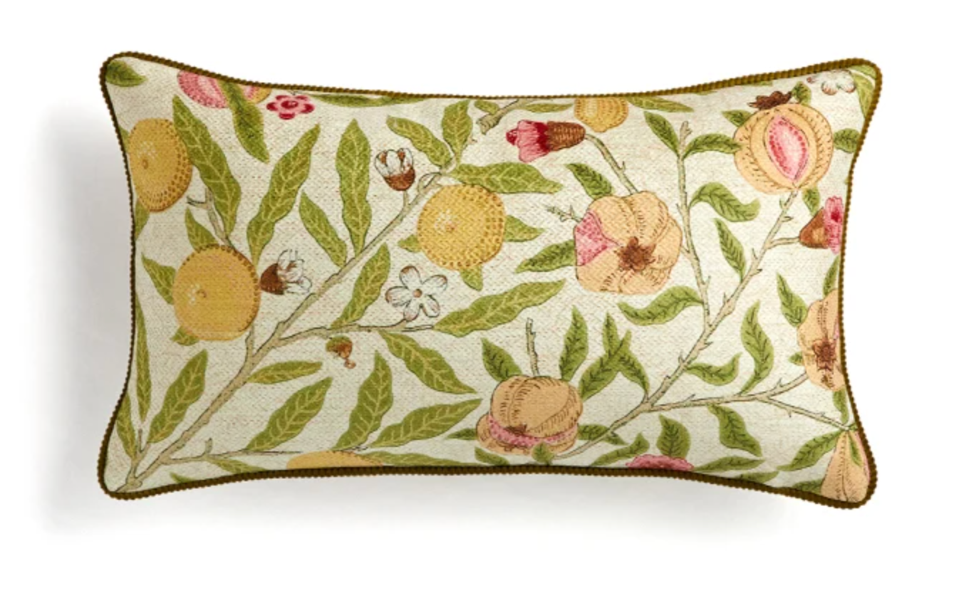 Housse de Coussins Fleuri décoratif avec motifs botaniques brodés de branches, feuilles et fruits dans des tons verts, roses et oranges, sur fond beige clair - version rectangle