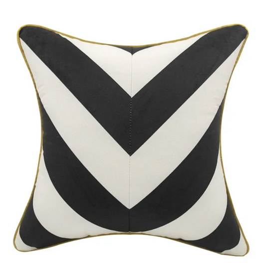 Housse de Coussin 45x45 Blanc Noir et or Geometrique moderne avec un motif de chevrons noir et blanc, bordé de doré, de style contemporain et graphique - de face