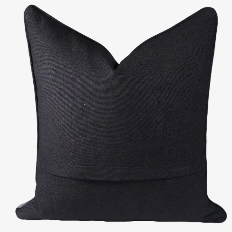 Housse de Coussin Graphique Noir et Blanc avec motifs noirs abstraits ressemblant à des animaux stylisés, bordé de noir - de dos