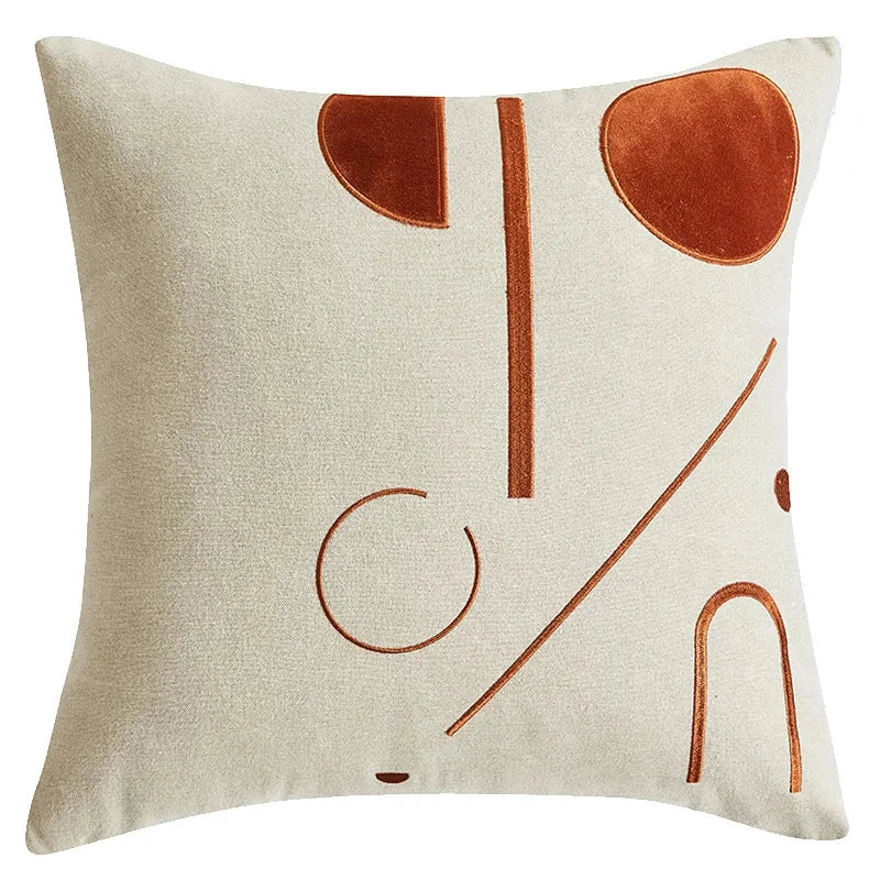 Housse de Coussin Terracotta Bicolore décoratif avec un design minimaliste. Fond beige clair avec motifs géométriques en velours orange terre cuite, incluant des cercles, lignes et arcs, apportant une touche moderne et élégante -  de face