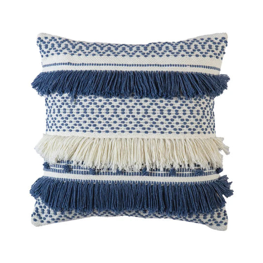 Housse Coussin Bord de Mer Bleu Blanc de style boho chic avec motif tissé en bleu et blanc et trois franges horizontales - de face