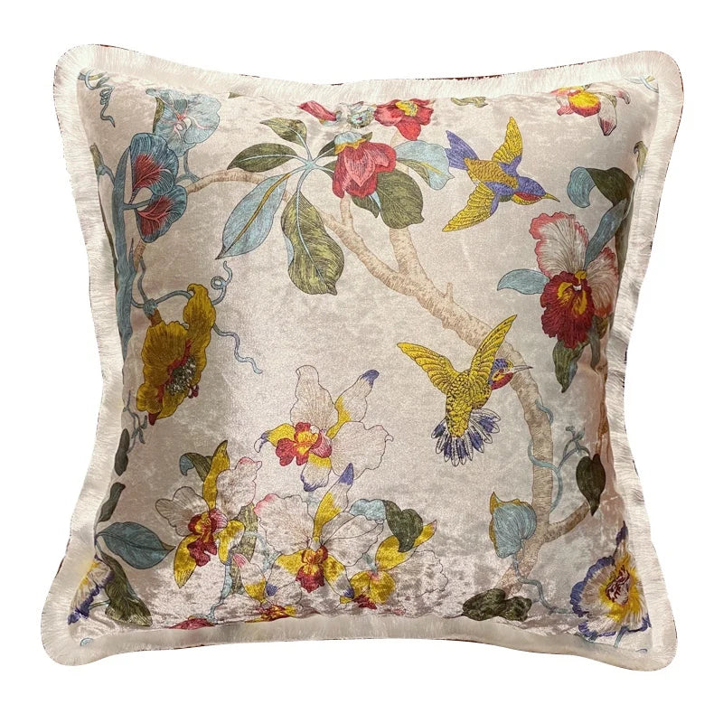 Housse de Coussin Boheme Fleur avec un fond clair et des motifs floraux colorés, incluant des oiseaux colorés - de face