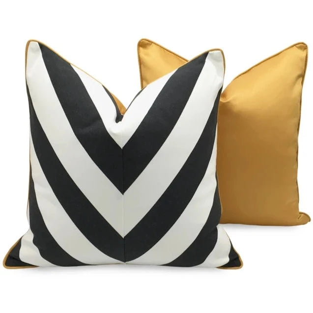 Housse de Coussin 45x45 Blanc Noir et or Geometrique moderne avec un motif de chevrons noir et blanc, bordé de doré, de style contemporain et graphique - de face et de dos