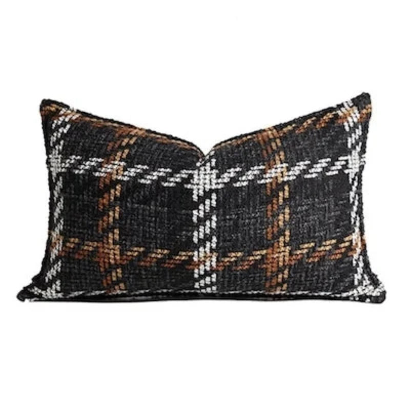 Housse Coussin Carreaux Noir et Blanc texturé avec un motif tartan en noir, blanc, marron, et orange, sur fond blanc - version rectangle