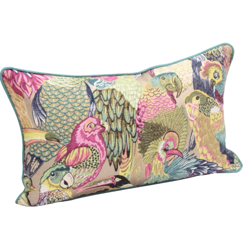 Housse de Coussin Bleu Canard et Beige avec un motif artistique de plusieurs oiseaux exotiques aux couleurs vibrantes et au style inspiré de la tapisserie classique, présenté sur un fond beige clair - version rectangle en biais 