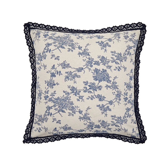 housse de coussin lin blanc 45x45 avec motifs floraux bleus délicats sur fond blanc, entouré d'une bordure en dentelle bleu marine élégante, offrant un style classique et vintage - de face