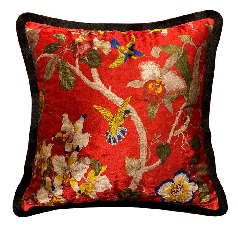 Housse de Coussin Boheme Fleur avec un fond rouge et des motifs floraux colorés, incluant des oiseaux colorés - de face