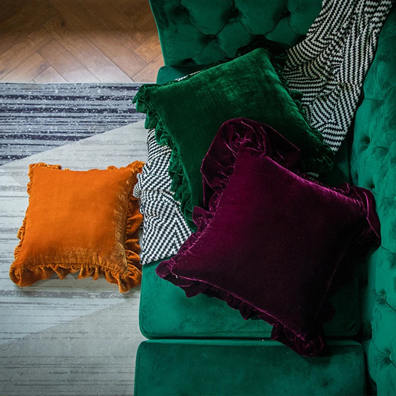 Housse de Coussin Velours Orange vif avec des volants élégants, présenté sur un fond blanc avec une lumière douce mettant en valeur sa texture luxueuse - vue plongée 