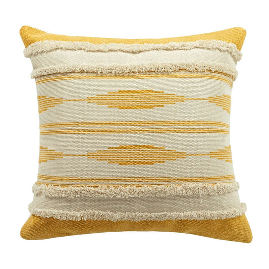 Housse de Coussin Tissu Ethnique Chic en Jaune au style bohème avec des motifs géométriques jaunes sur un tissu crème, agrémenté de franges beiges texturées, présenté sur un fond blanc épuré - de face