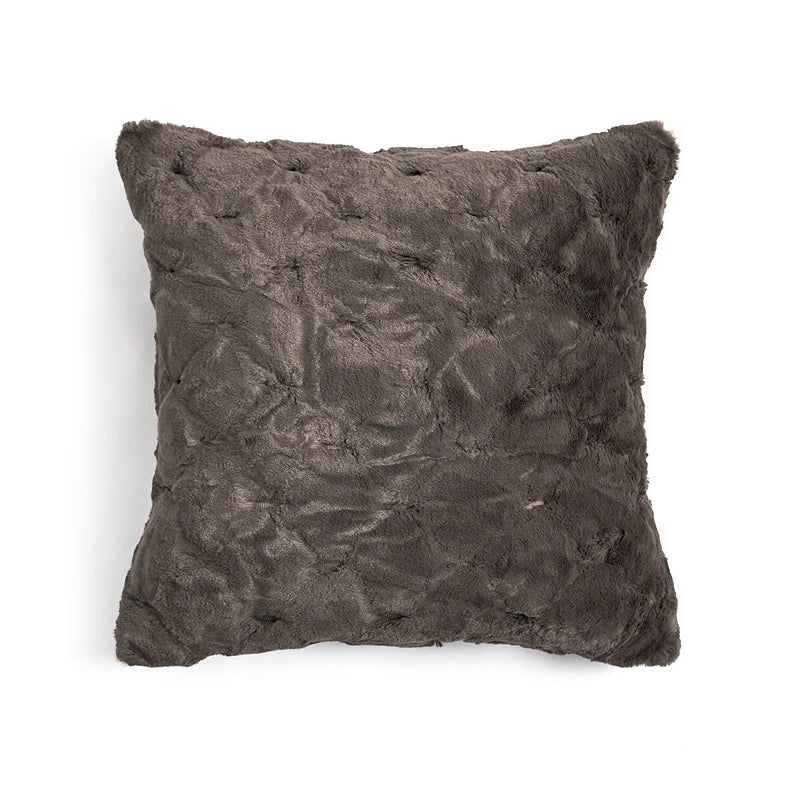housse de coussin gris fourrure avec une texture douce et pelucheuse, éclairage diffus mettant en valeur les détails - de face