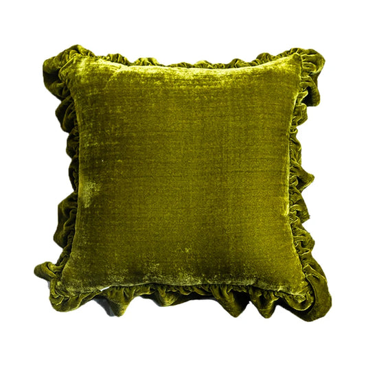 Housse de Coussin Velours Vert olive avec des bordures en volants, capturé dans un style photoréaliste sur un fond blanc, mettant en valeur la texture douce et brillante du velours - de face