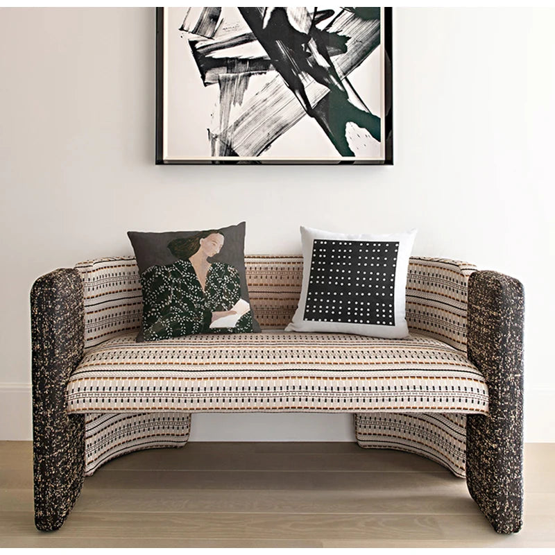 housse de coussin noir et blanc art deco avec un carré noir central décoré de points blancs alignés en grille, design minimaliste et moderne - sur banquette ethnique