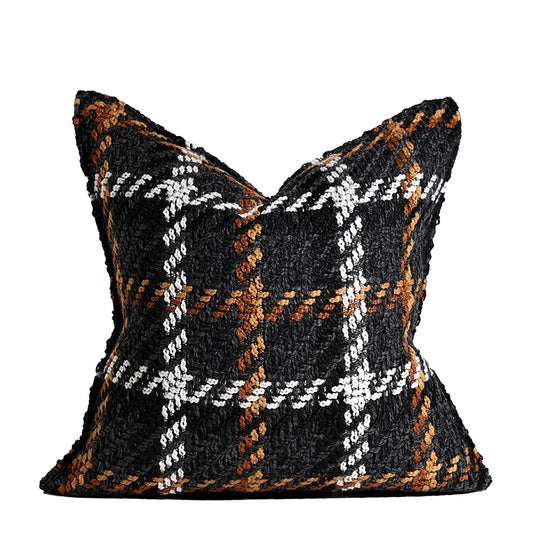 Housse Coussin Carreaux Noir et Blanc texturé avec un motif tartan en noir, blanc, marron, et orange, sur fond blanc - de face