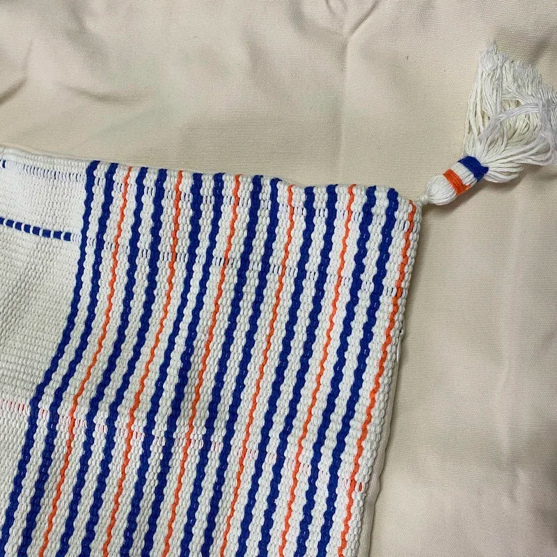 Housse de Coussin Blanc au Crochet avec lignes verticales bleues et orange et bandes horizontales en bas - zoom sur matière