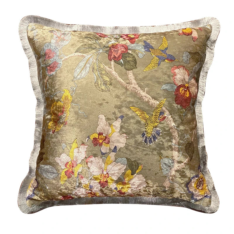 Housse de Coussin Boheme Fleur avec un fond clair beige et doré et des motifs floraux colorés, incluant des oiseaux colorés - de face