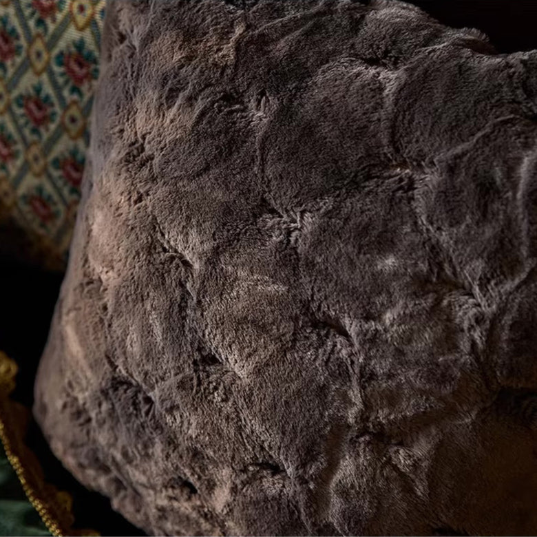 housse de coussin gris fourrure avec une texture douce et pelucheuse, éclairage diffus mettant en valeur les détails. - deuxième zoom sur matière