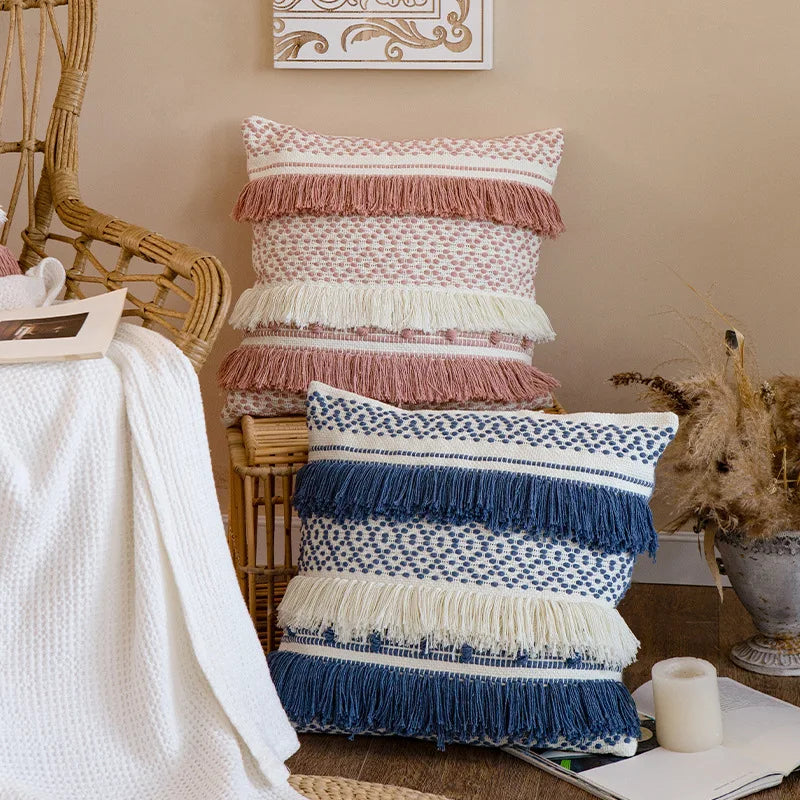 Housse Coussin Bord de Mer Bleu Blanc de style boho chic avec motif tissé en bleu et blanc et trois franges horizontales - mis en scène avec version bleu en bas