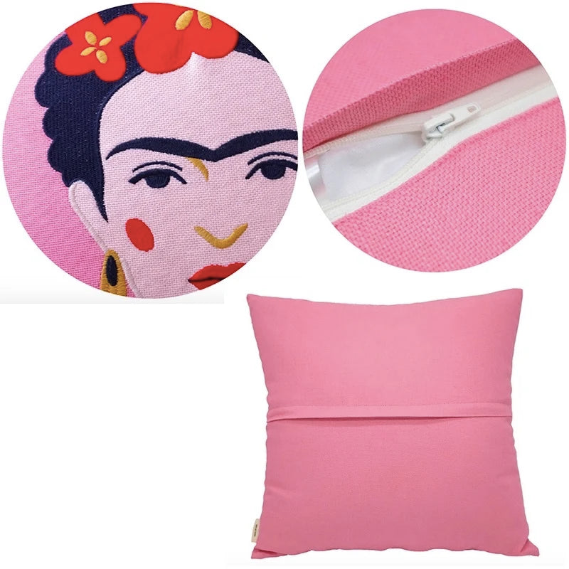 Housse de Coussin 50 x 50 Rose Fushia rose vif avec un portrait stylisé d'une femme, entouré d'une bordure circulaire avec des motifs floraux et des bijoux distinctifs - zoom sur broderie, fermeture et arrière