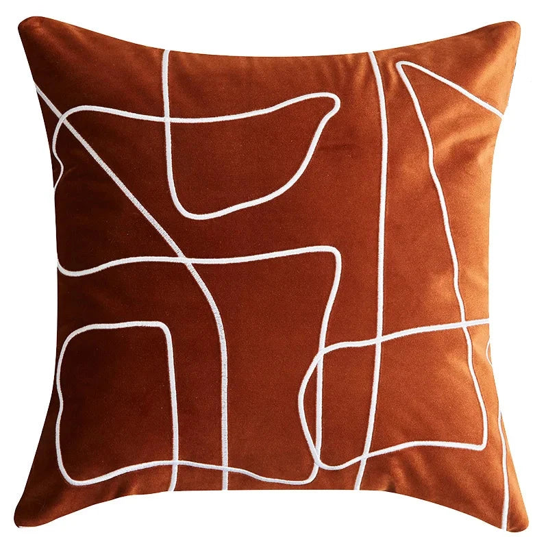 Housse de Coussin Terracotta Blush en velours marron terre cuite avec motifs abstraits et lignes blanches minimalistes, éclairé par une lumière douce, sur fond blanc - DE FACE