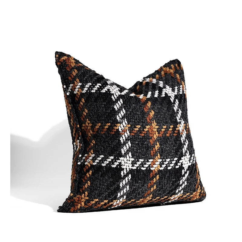 Housse Coussin Carreaux Noir et Blanc texturé avec un motif tartan en noir, blanc, marron, et orange, sur fond blanc - de 3/4 