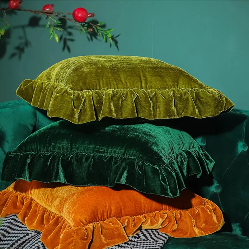 Housse de Coussin Velours Orange vif avec des volants élégants, présenté sur un fond blanc avec une lumière douce mettant en valeur sa texture luxueuse - sous une pile de coussin