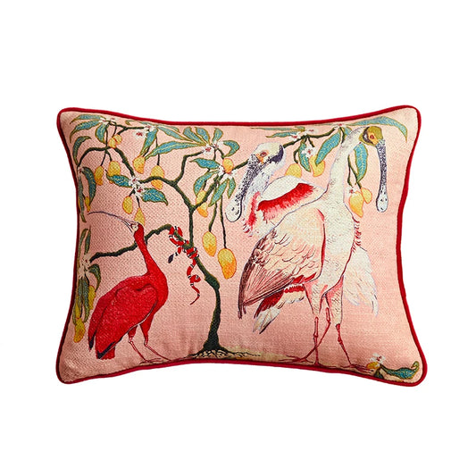 Housse de Coussin Rectangulaire Rose avec bordure rouge vif, décoré de motifs naturalistes montrant des oiseaux exotiques perchés sur des branches d'arbre avec feuilles vertes et fruits jaunes, sur un fond beige rosé - de face