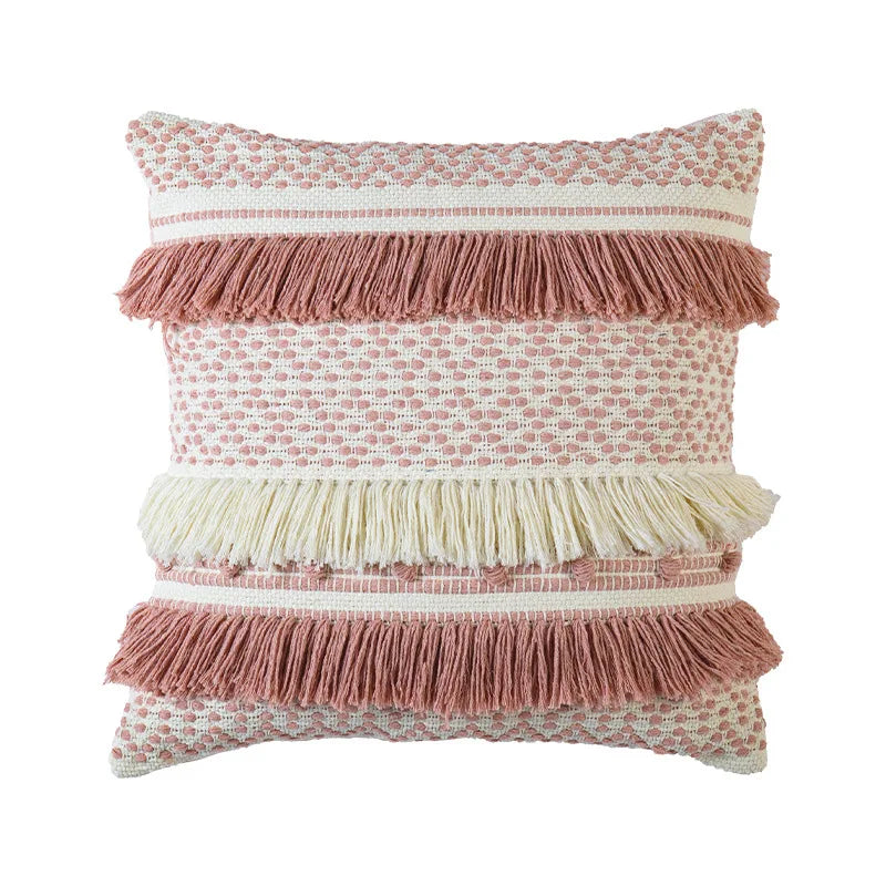 Housse de Coussin Rose Blanc décoratif de style boho chic avec motif tissé en rose et blanc et trois franges horizontales - de face