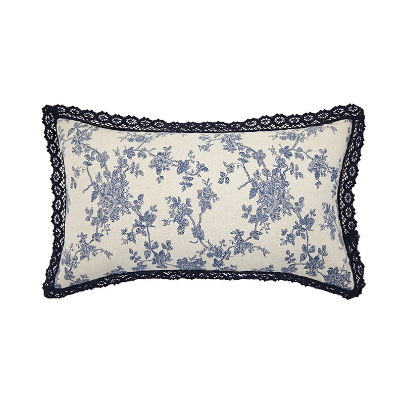 housse de coussin lin blanc 45x45 avec motifs floraux bleus délicats sur fond blanc, entouré d'une bordure en dentelle bleu marine élégante, offrant un style classique et vintage - version rectangle