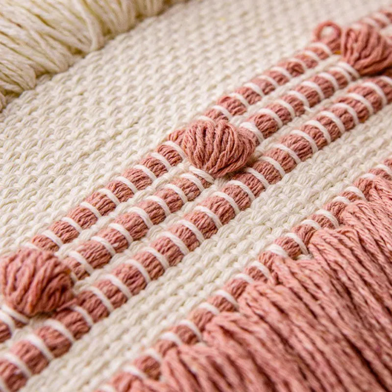 Housse de Coussin Rose Blanc décoratif de style boho chic avec motif tissé en rose et blanc et trois franges horizontales - zoom sur matière