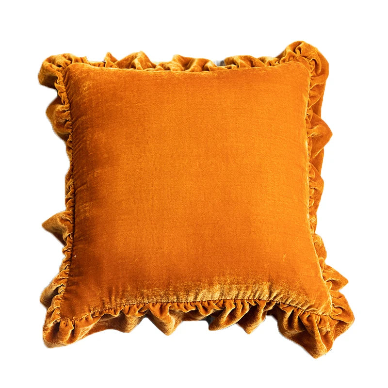 Housse de Coussin Velours Orange vif avec des volants élégants, présenté sur un fond blanc avec une lumière douce mettant en valeur sa texture luxueuse - de face