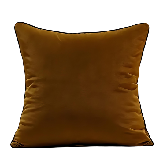 Housse de Coussin Chocolat 50x50 tissu velours de couleur chocolat brun, au style minimaliste, sans motifs, avec des plis subtils et éclairage doux sur fond uni - marron chocolat