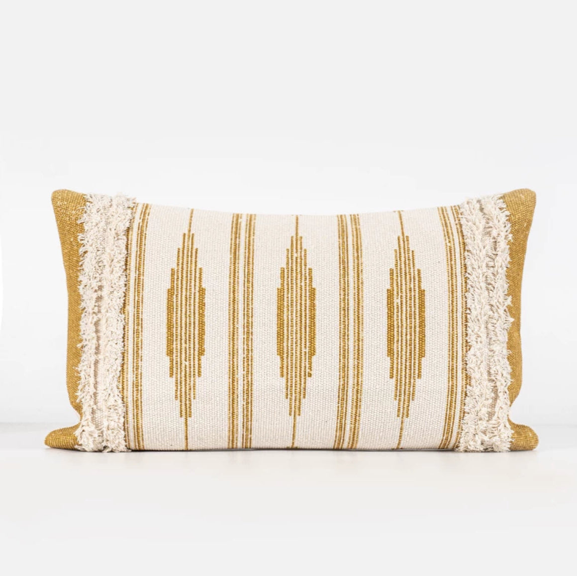 Housse de Coussin Tissu Ethnique Chic en Jaune au style bohème avec des motifs géométriques jaunes sur un tissu crème, agrémenté de franges beiges texturées, présenté sur un fond blanc épuré - version rectangle de face