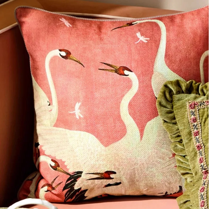 Housse de coussin Blanc et Rose Pale décoratif avec des grues blanches sur fond rose et motifs de libellules - mis en scène