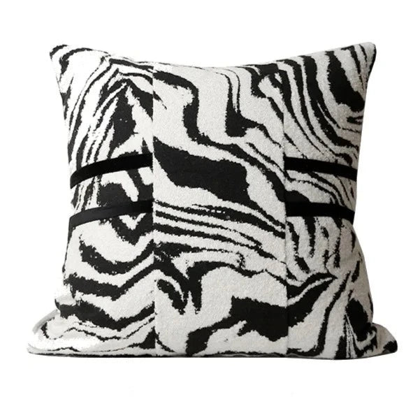 housse de coussin zebre 50x50 moderne avec un motif zèbre noir et blanc, comportant deux bandes horizontales noires au centre, sur un fond blanc - de face