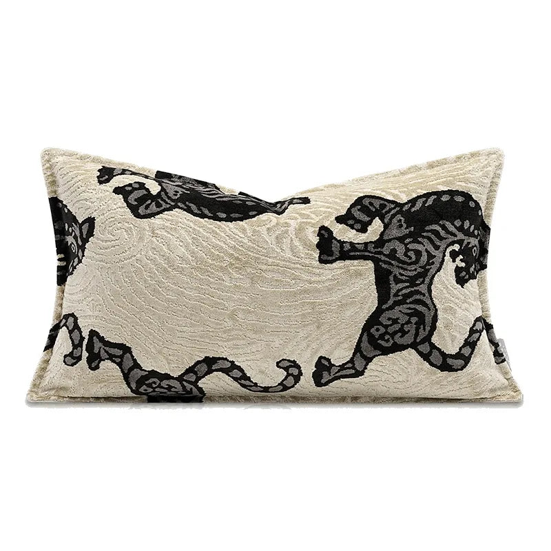 Housse de Coussin Gris Beige avec un motif de tigres noirs stylisés sur un fond beige texturé, bien éclairé en studio - version rectangle