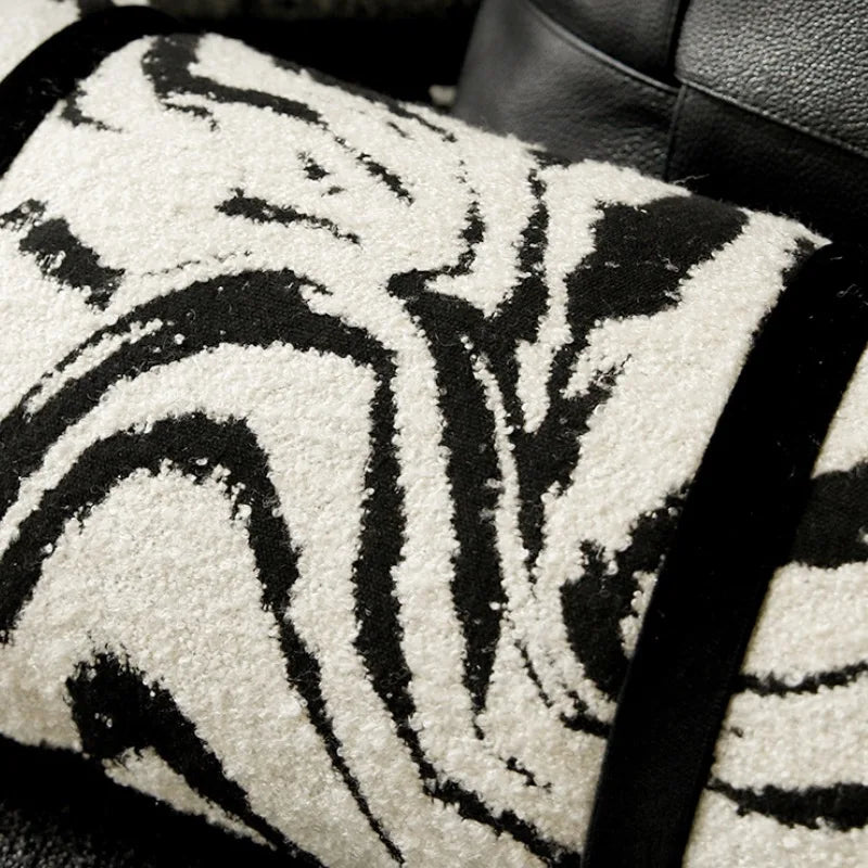 housse de coussin zebre 50x50 moderne avec un motif zèbre noir et blanc, comportant deux bandes horizontales noires au centre, sur un fond blanc - zoom sur matière