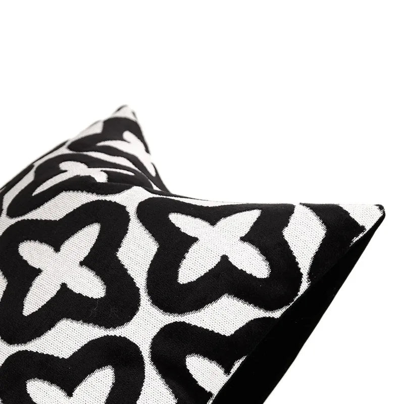 Housses de Coussins Noir et Blanc décoratif carré avec un motif géométrique noir et blanc en croix - zoom sur coin
