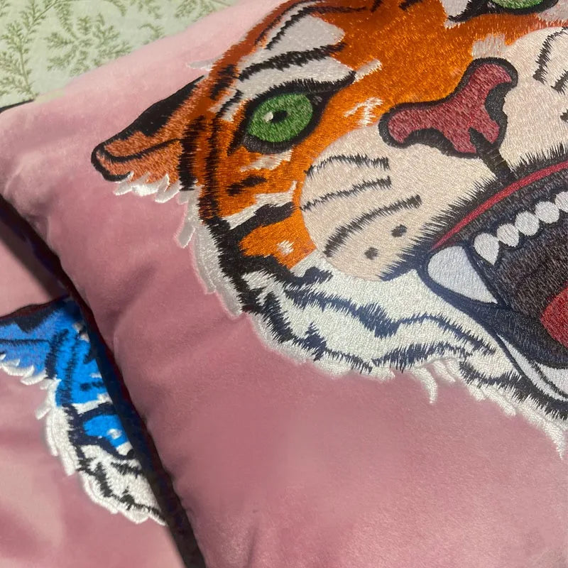 Housse de Coussin Imprime Rose et Bleu Marine avec une illustration graphique de tête de tigre bleu, bordure bleu foncé - zoom sur matière