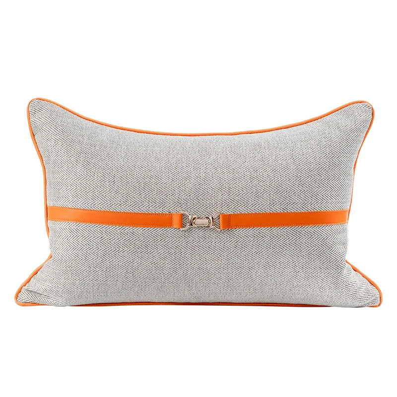 housse de coussin 30x50 orange rectangulaire en jacquard et motif chevron avec une bande horizontale en cuir marron clair ornée d'un détail métallique en forme de mors équestre - version chevron gris